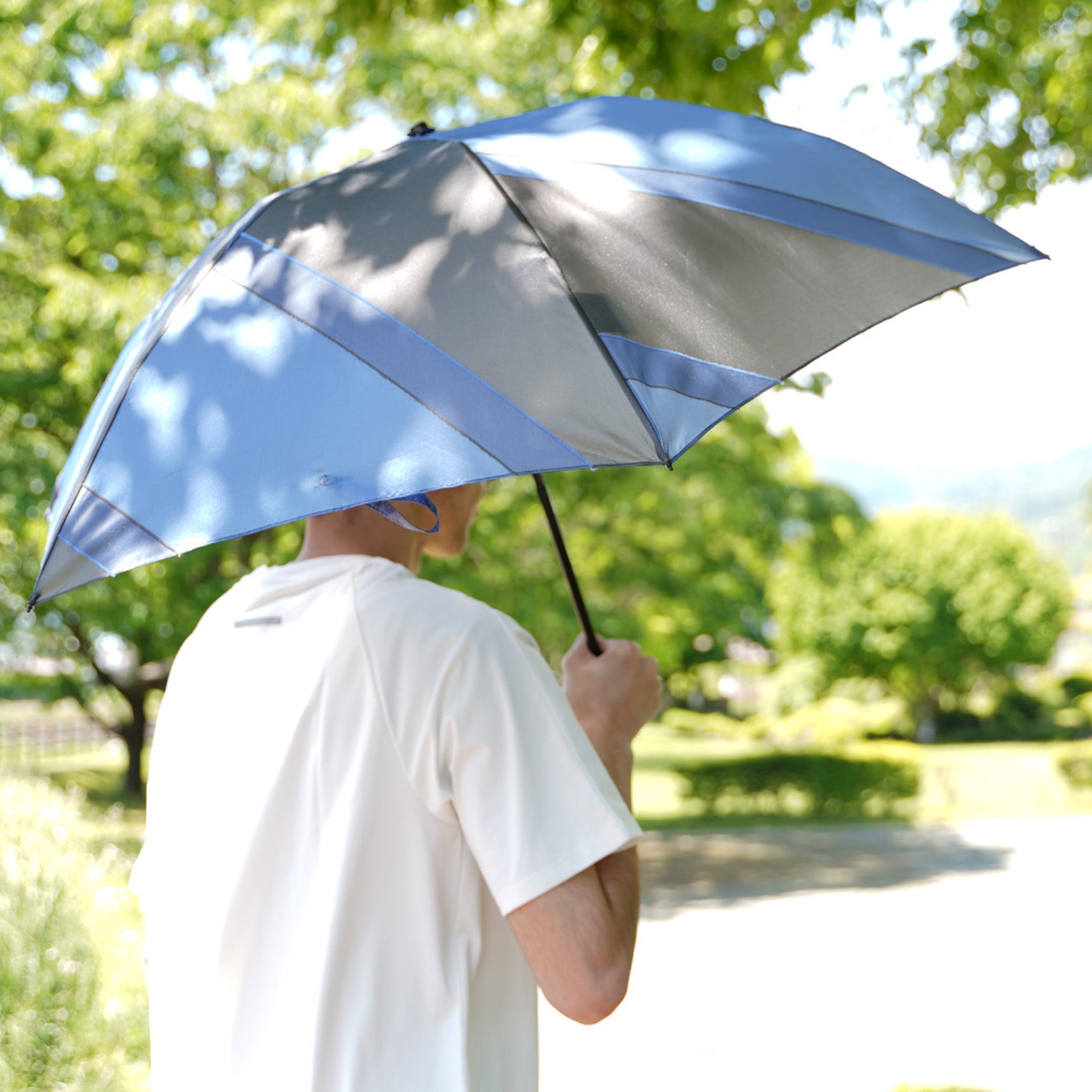 晴雨兼用 レディース メンズ repel. Portable umbrella Blue 折りたたみ傘 使用イメージ