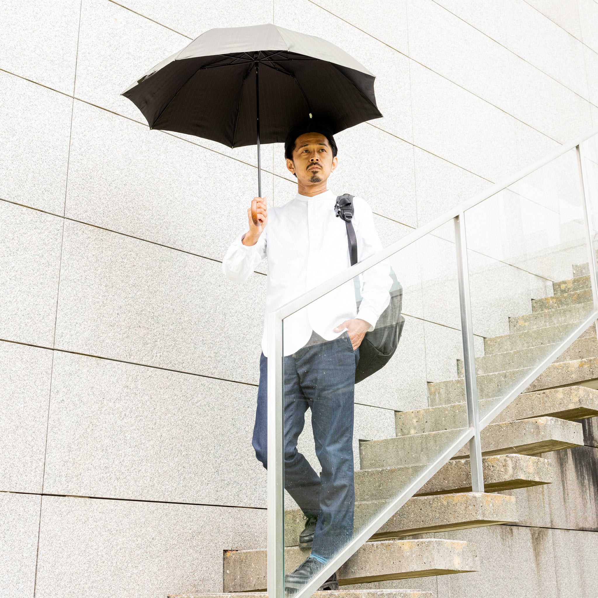 晴雨兼用 メンズ MAKITA STANDARD カーキ 折りたたみ傘 使用イメージ