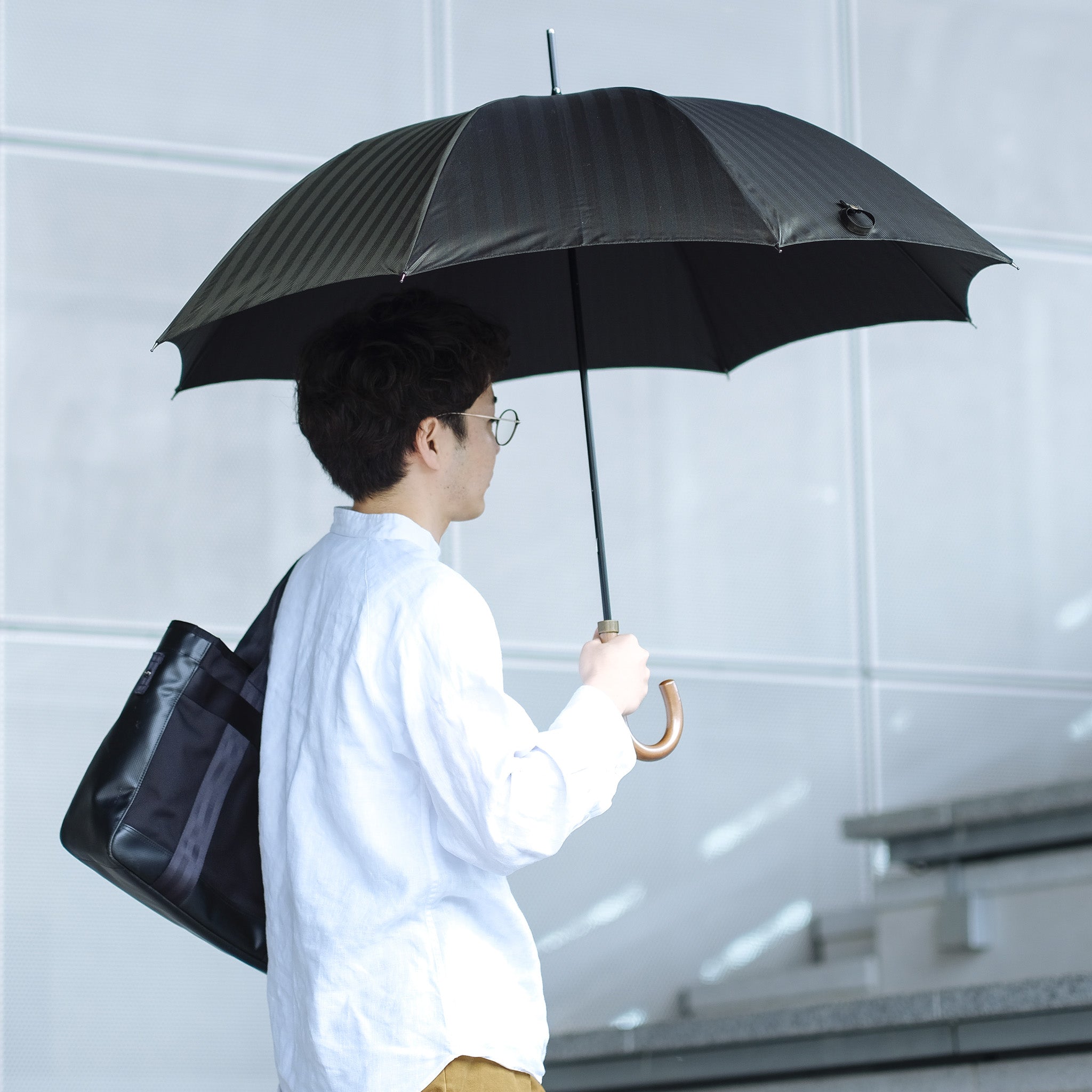 晴雨兼用 メンズ MAKITA STANDARD カーキ 長傘 使用イメージ