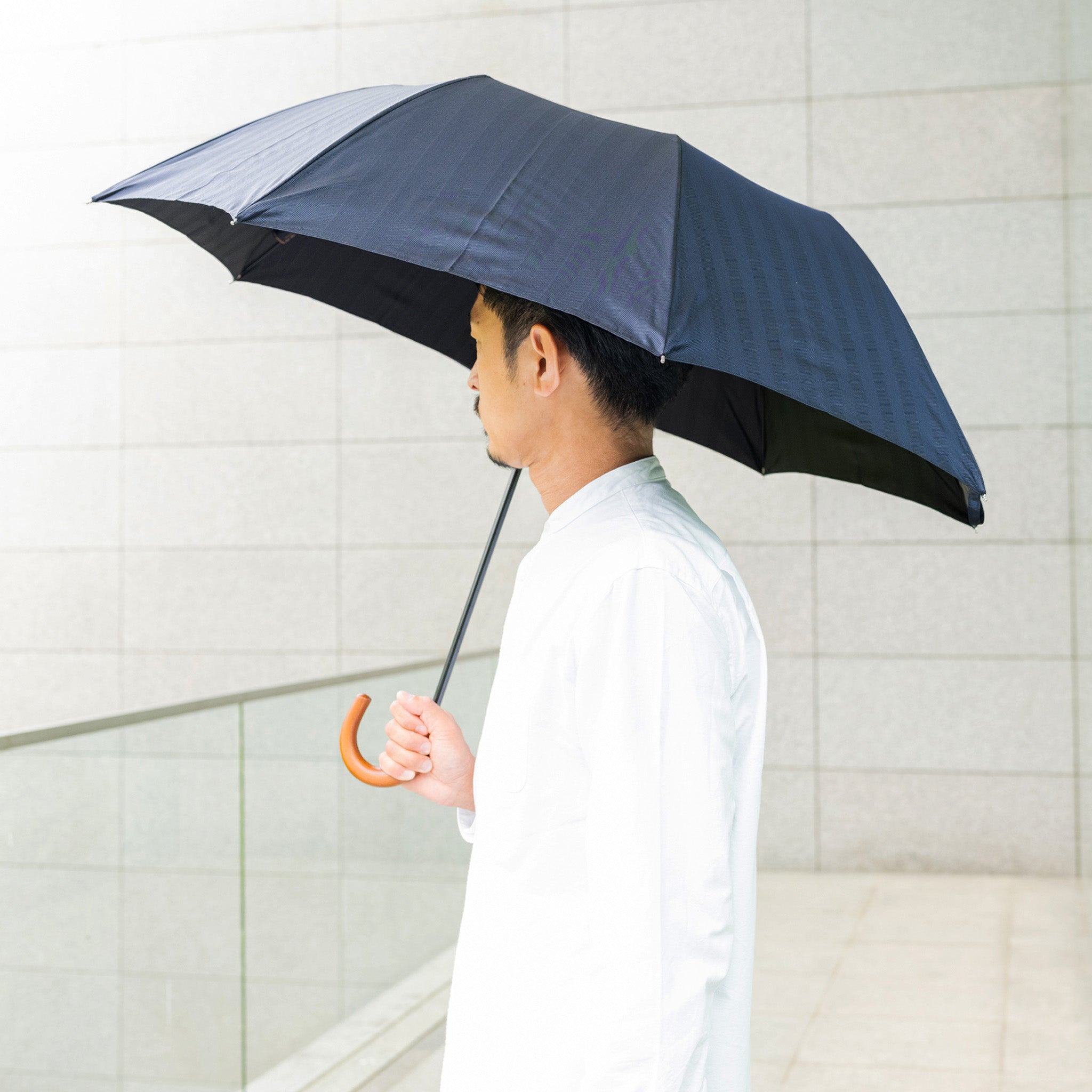 晴雨兼用 メンズ MAKITA STANDARD ネイビー 折りたたみ傘 使用イメージ