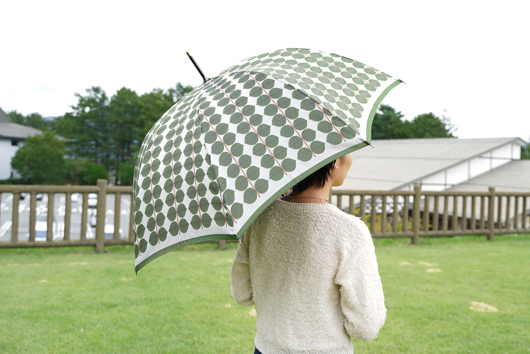 ベルサ柄の晴雨兼用傘を差す女性
