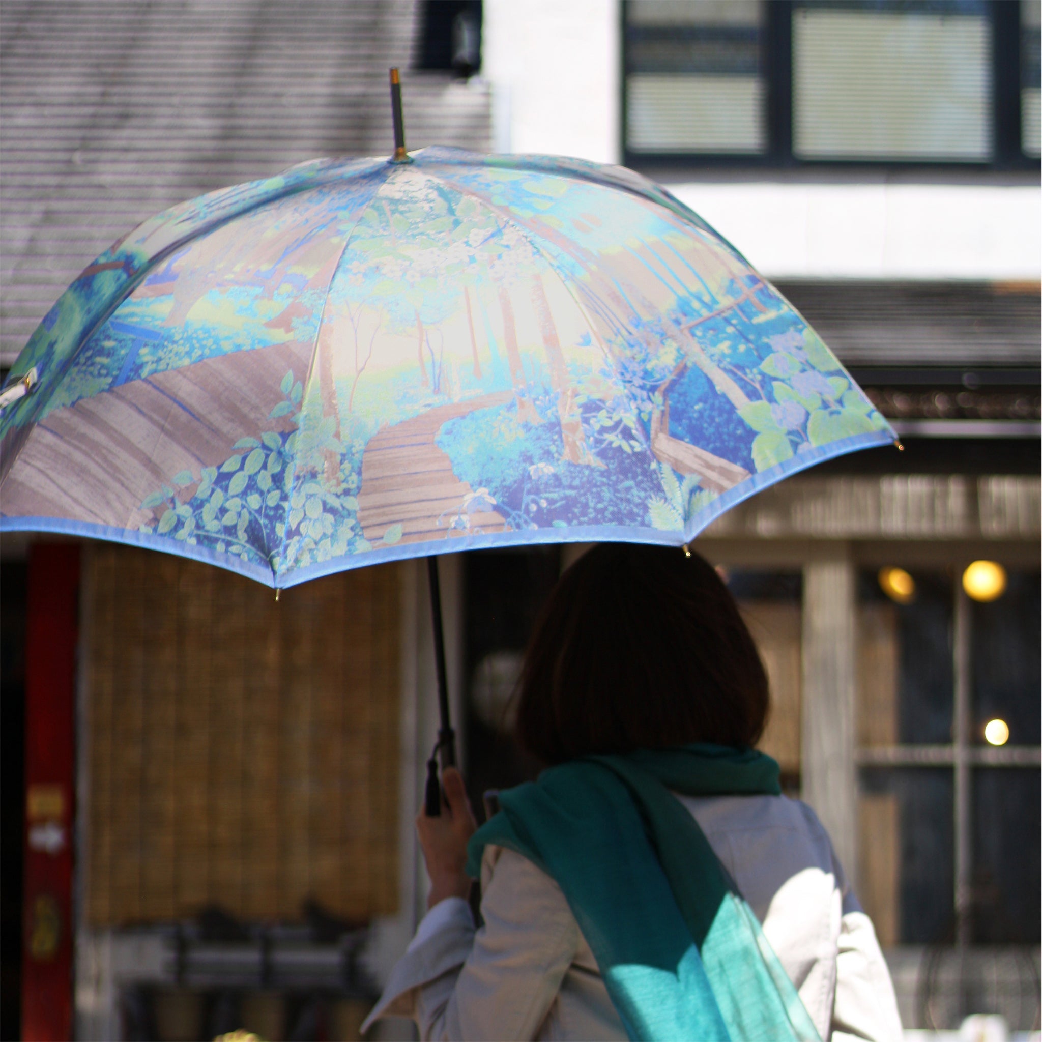 晴雨兼用　レディース　八ヶ岳の森　昼下がり　長傘　使用イメージ