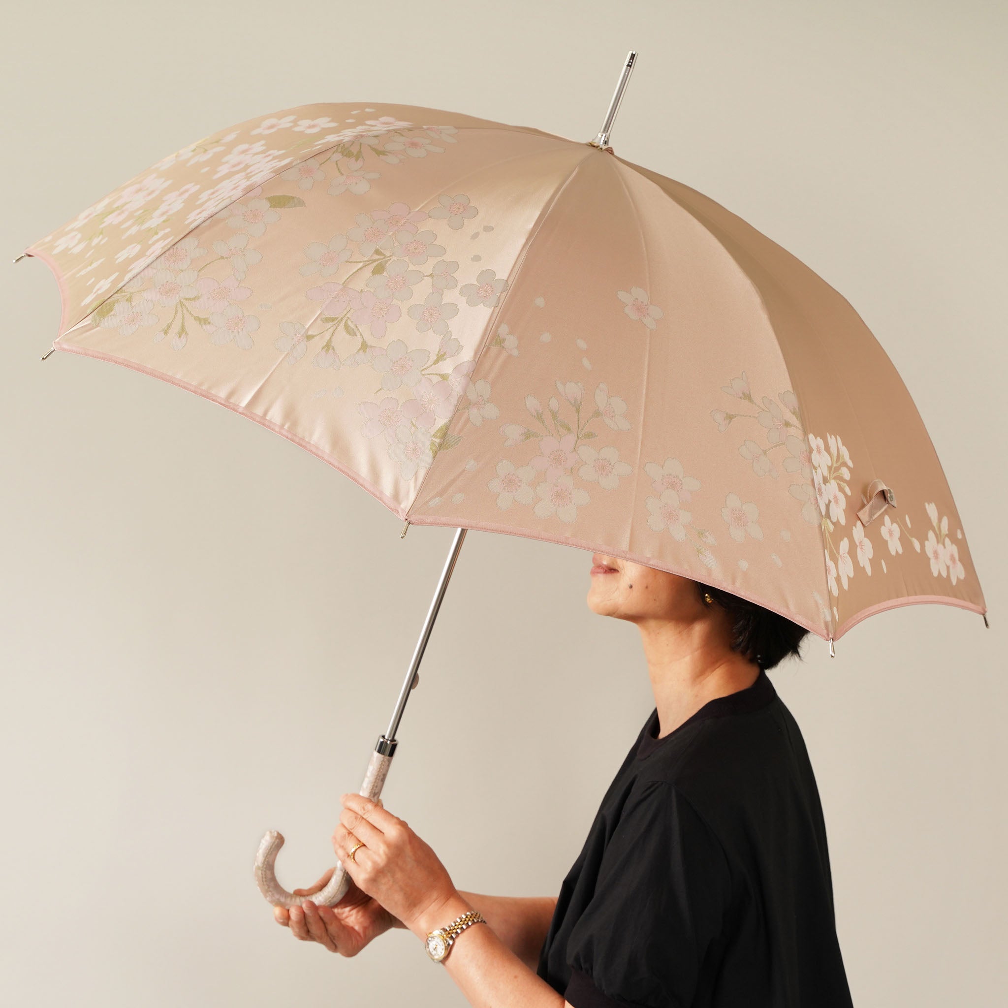 レディース晴雨兼用傘　絵おり　桜　使用イメージ