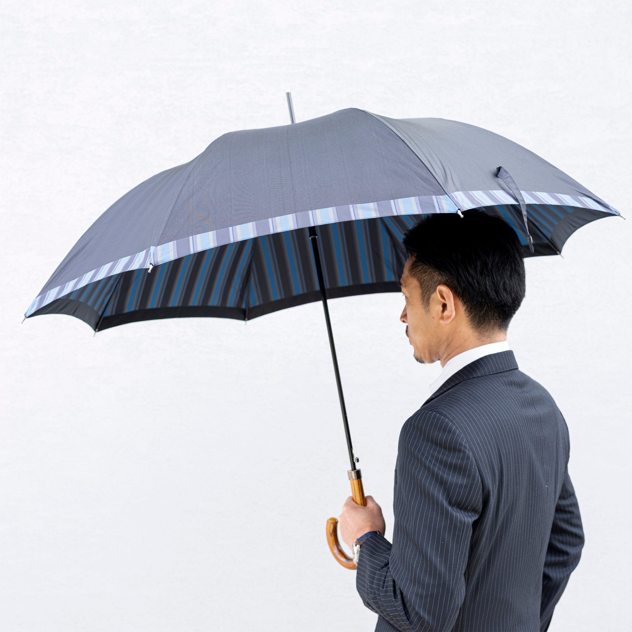 晴雨兼用　メンズ　Tie Plain×Stripe  DARK NAVY　長傘　使用イメージ