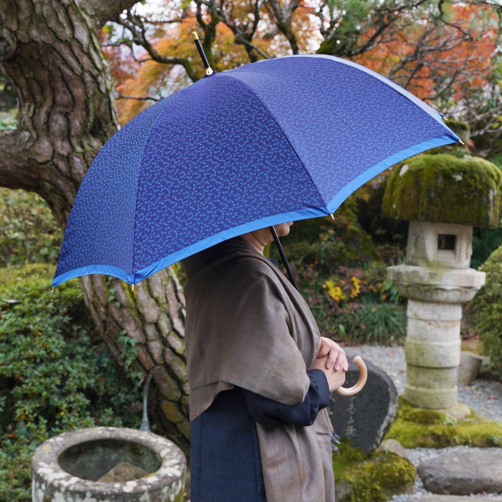 晴雨兼用　レディース　小紋　ネイビー　長傘　使用イメージ