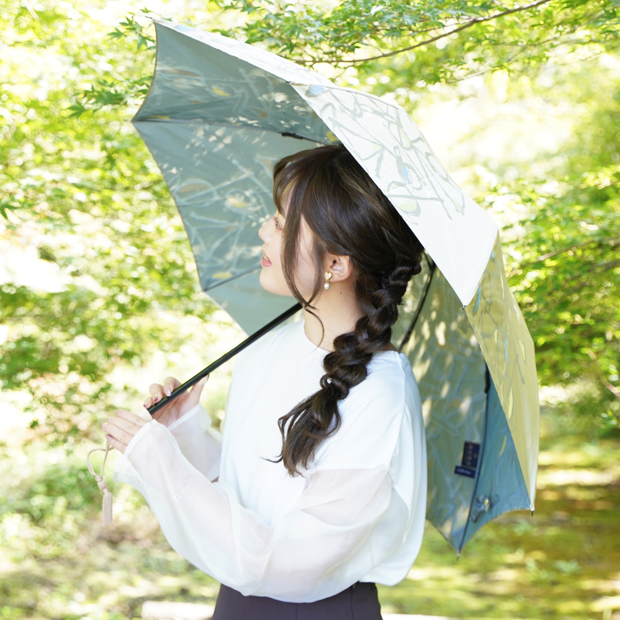 晴雨兼用　レディース　Aneqdot　踊る　グリーン　折りたたみ傘　使用イメージ