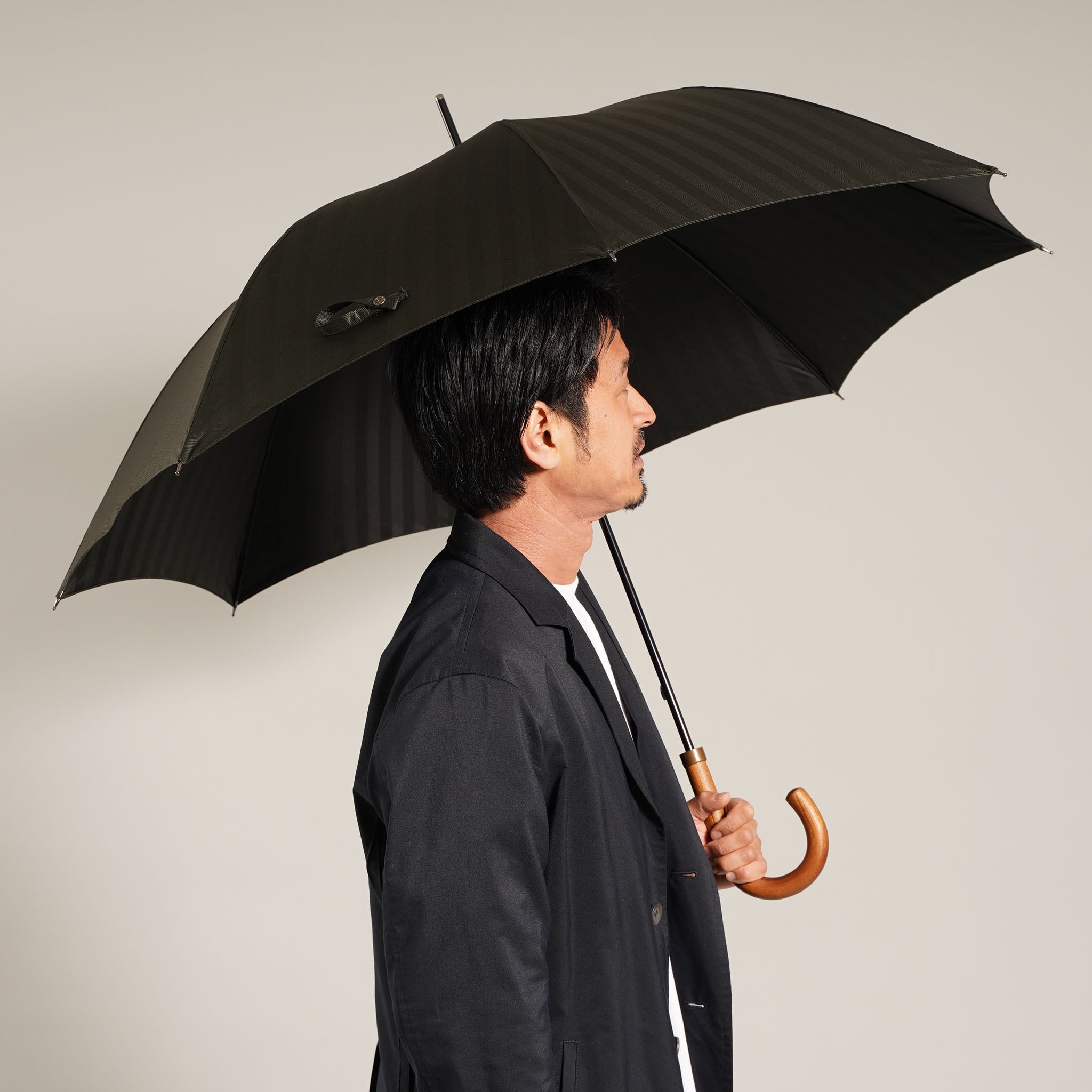 晴雨兼用　メンズ　MAKITA STANDARD　カーキ　長傘　使用イメージ
