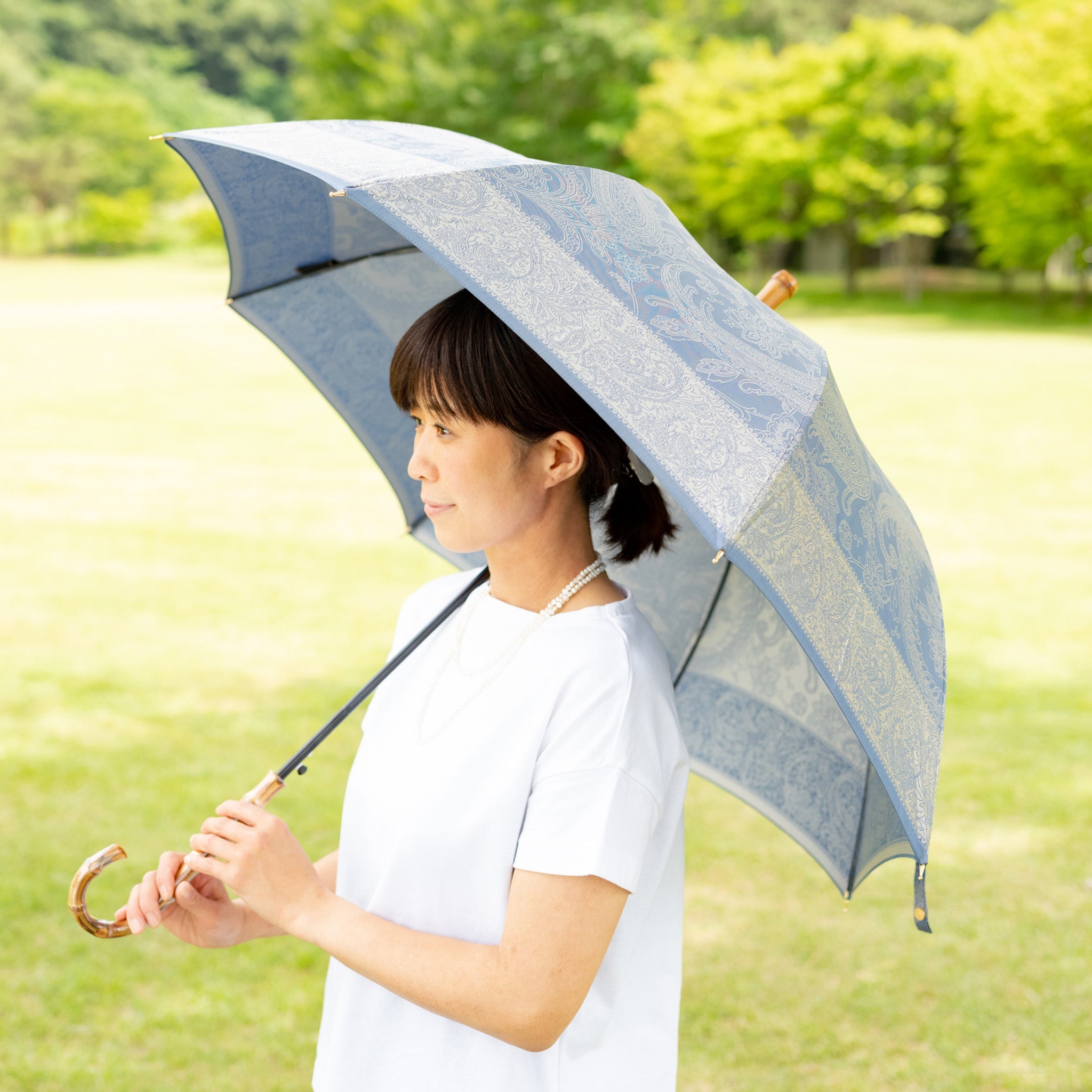 晴雨兼用　レディース　kirie　ペイズリー　ミステリアスブルー　長傘　使用イメージ