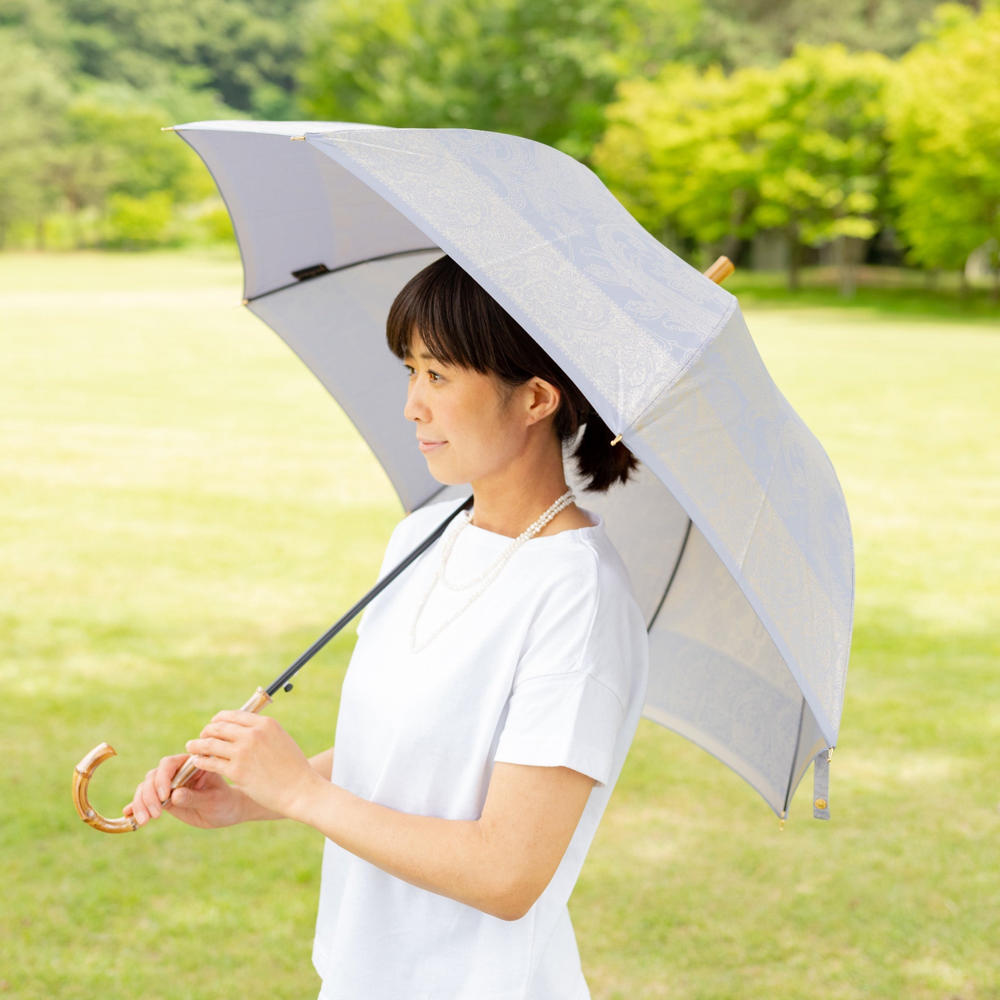 晴雨兼用　レディース　kirie　ペイズリー　アイスブルー　長傘　使用イメージ