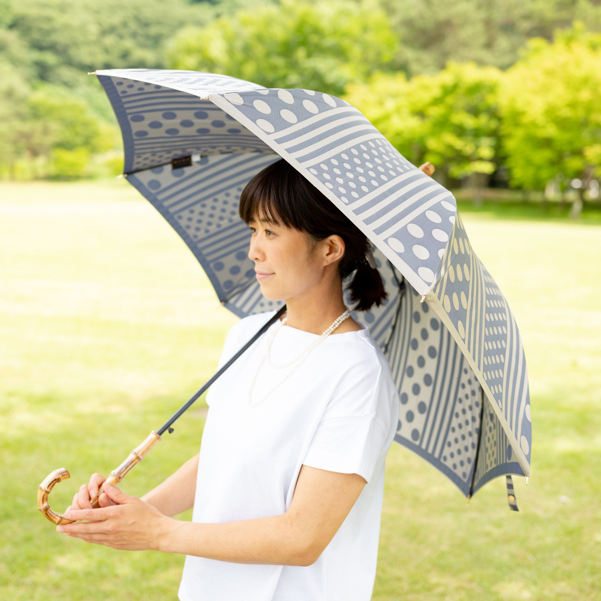 晴雨兼用　レディース　kirie　ドットとストライプ　アッシュブルー　長傘　使用イメージ