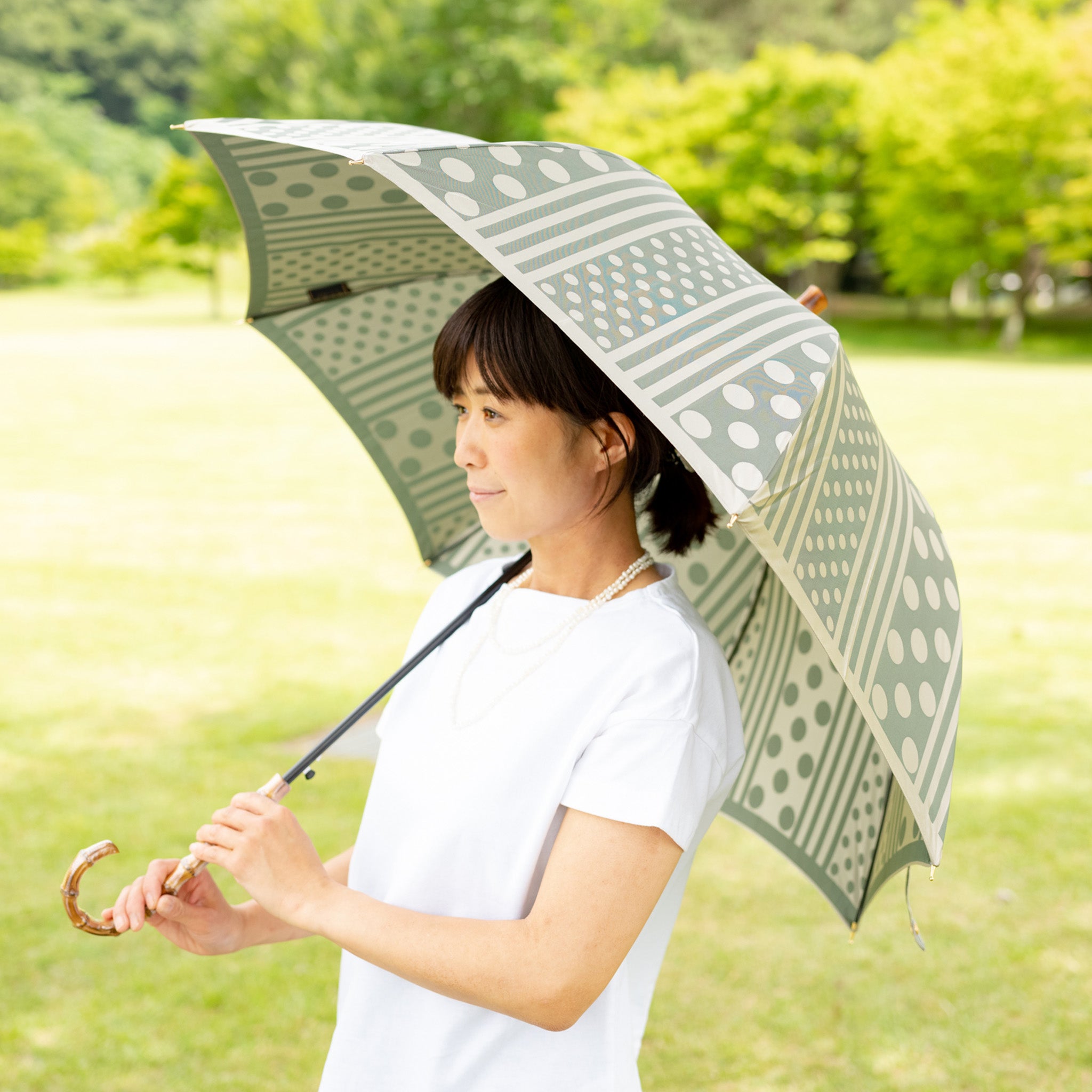 晴雨兼用　レディース　kirie　ドットとストライプ　セイジグリーン　長傘　使用イメージ