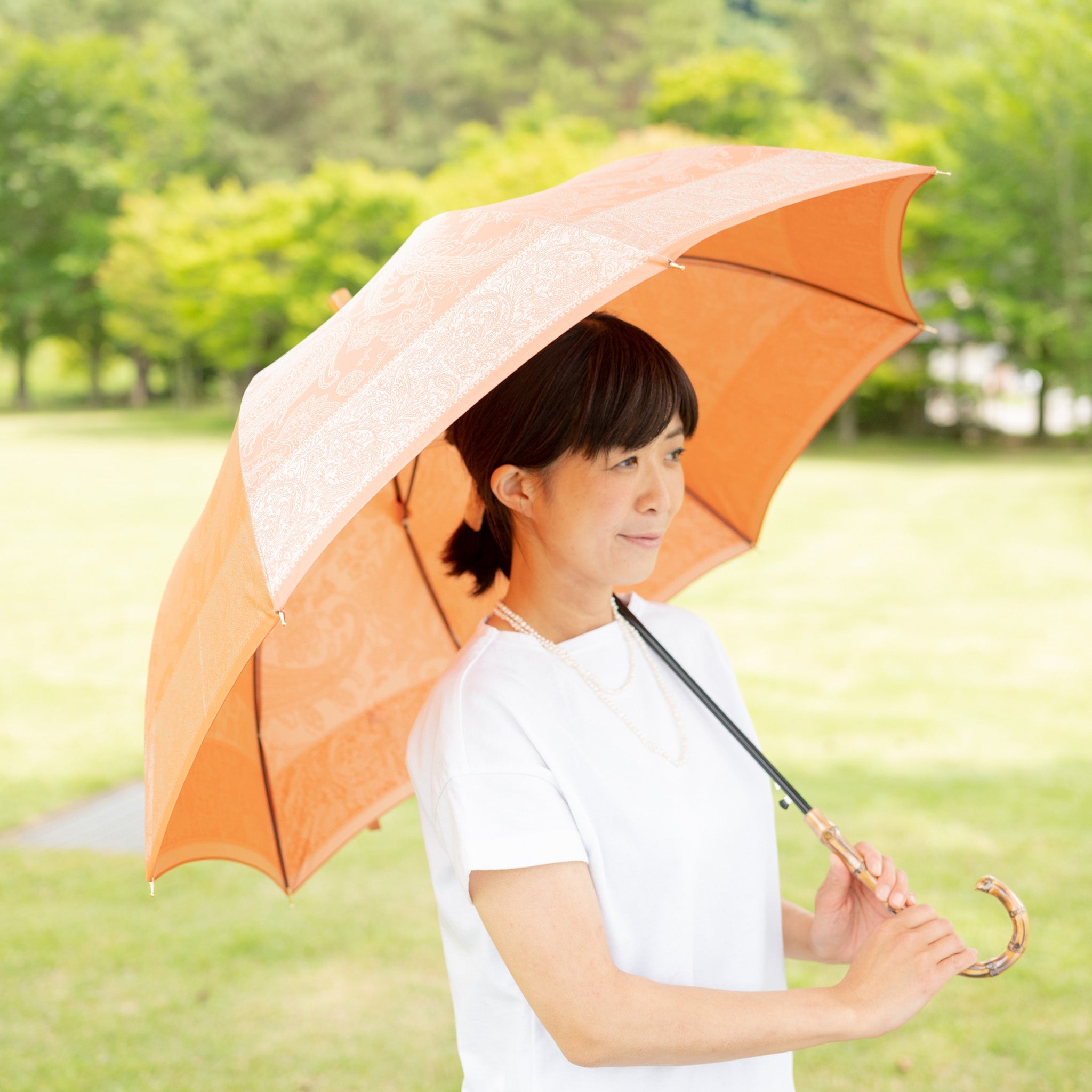 晴雨兼用　レディース　kirie　ペイズリー　ビンテージアプリコット　長傘　使用イメージ