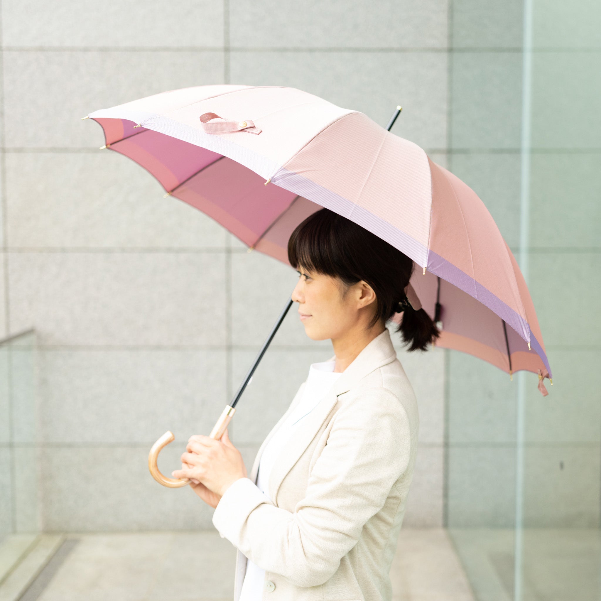 晴雨兼用　レディース　SCENE　グログランシャンブレー　ピンク　長傘　使用イメージ