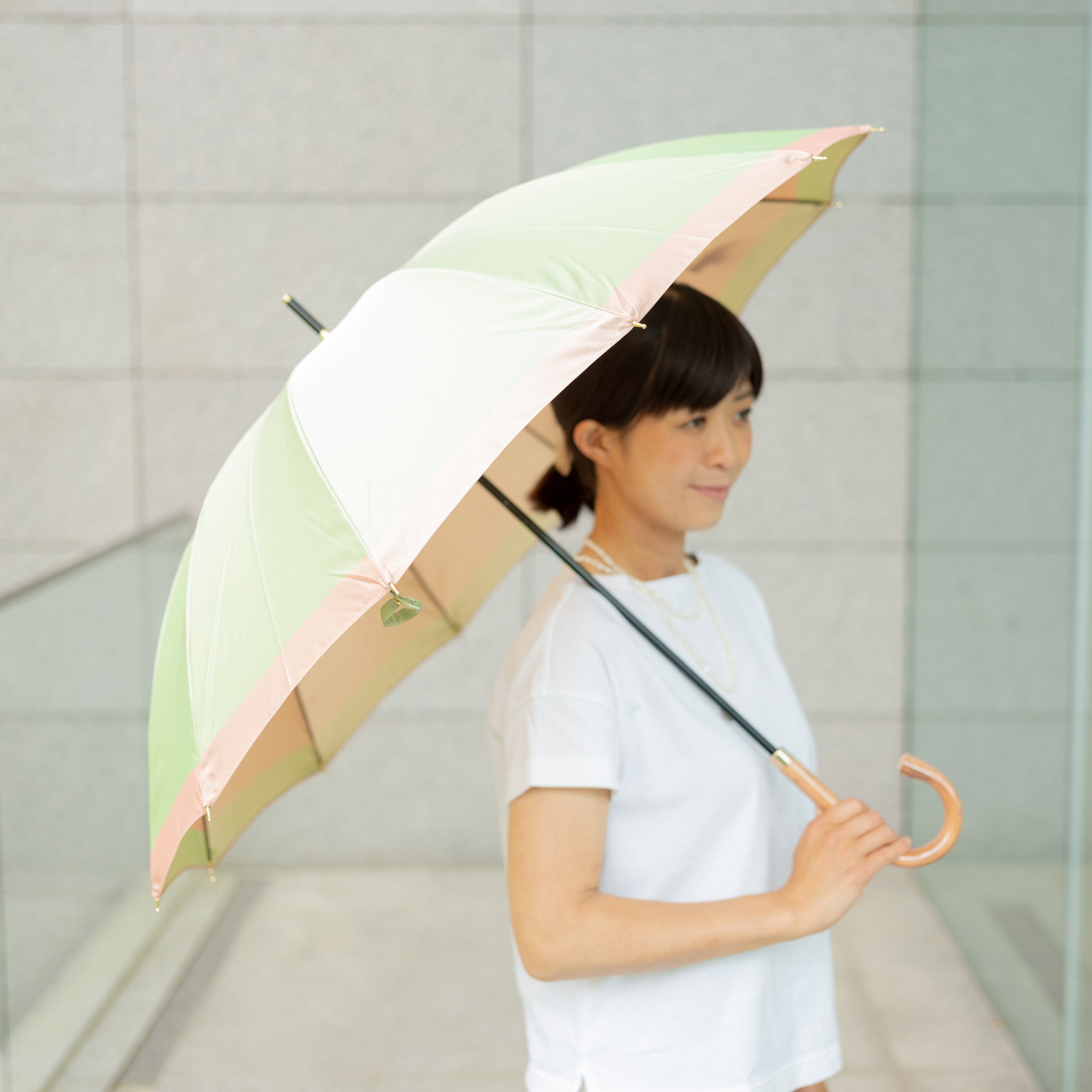 晴雨兼用　レディース　SCENE　グログランシャンブレー　グリーン　長傘　使用イメージ