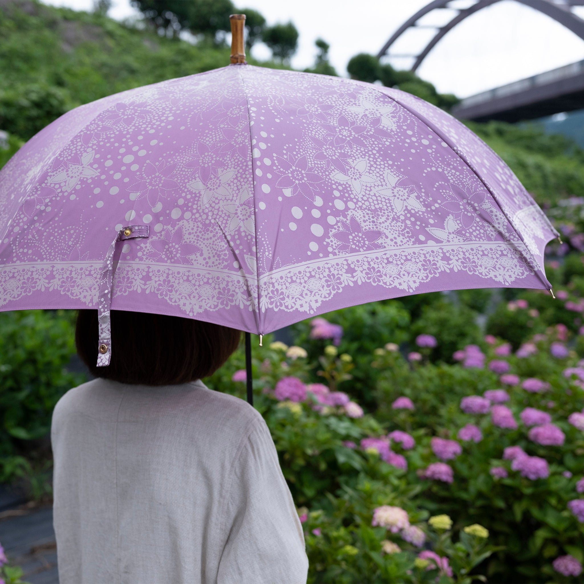 晴雨兼用　レディース　kirie　ドットフラワー　アメジスト　長傘　使用イメージ