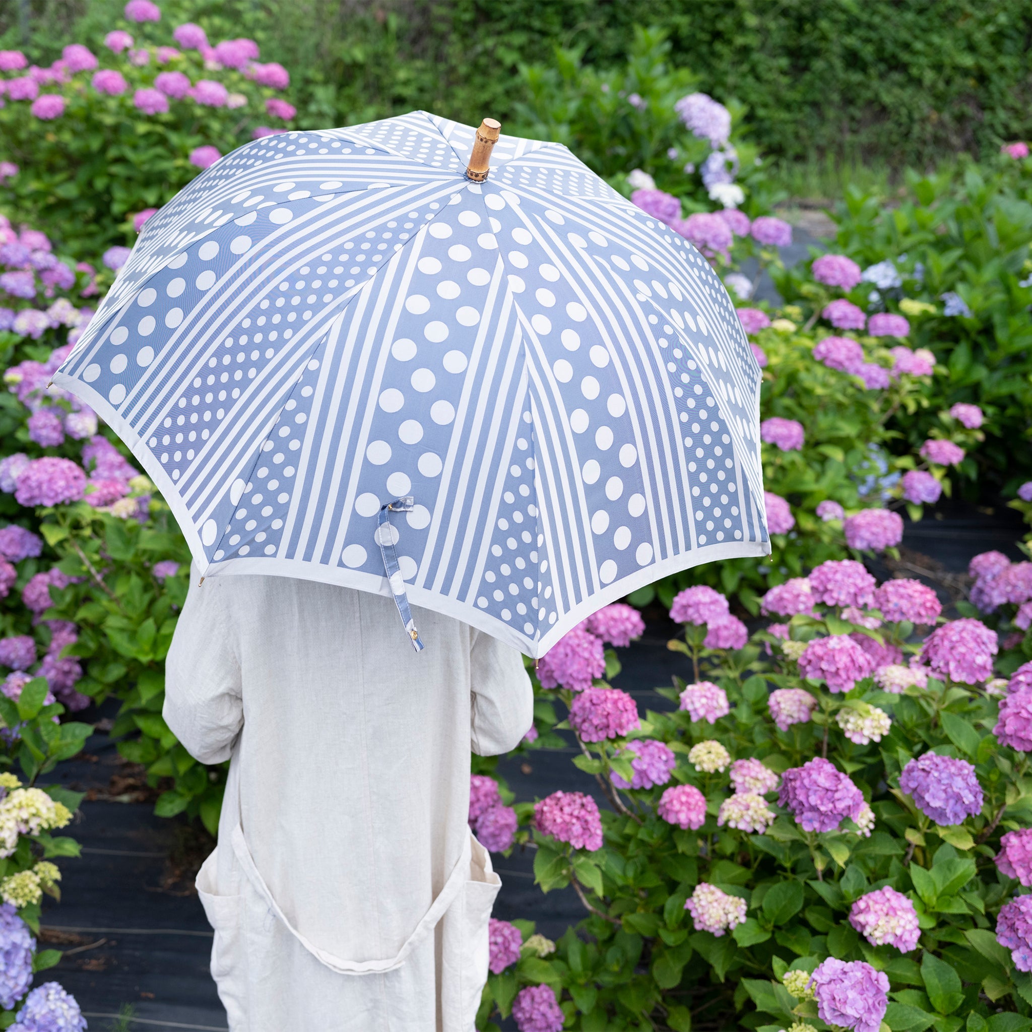 晴雨兼用　レディース　kirie　ドットとストライプ　アッシュブルー　長傘　使用イメージ