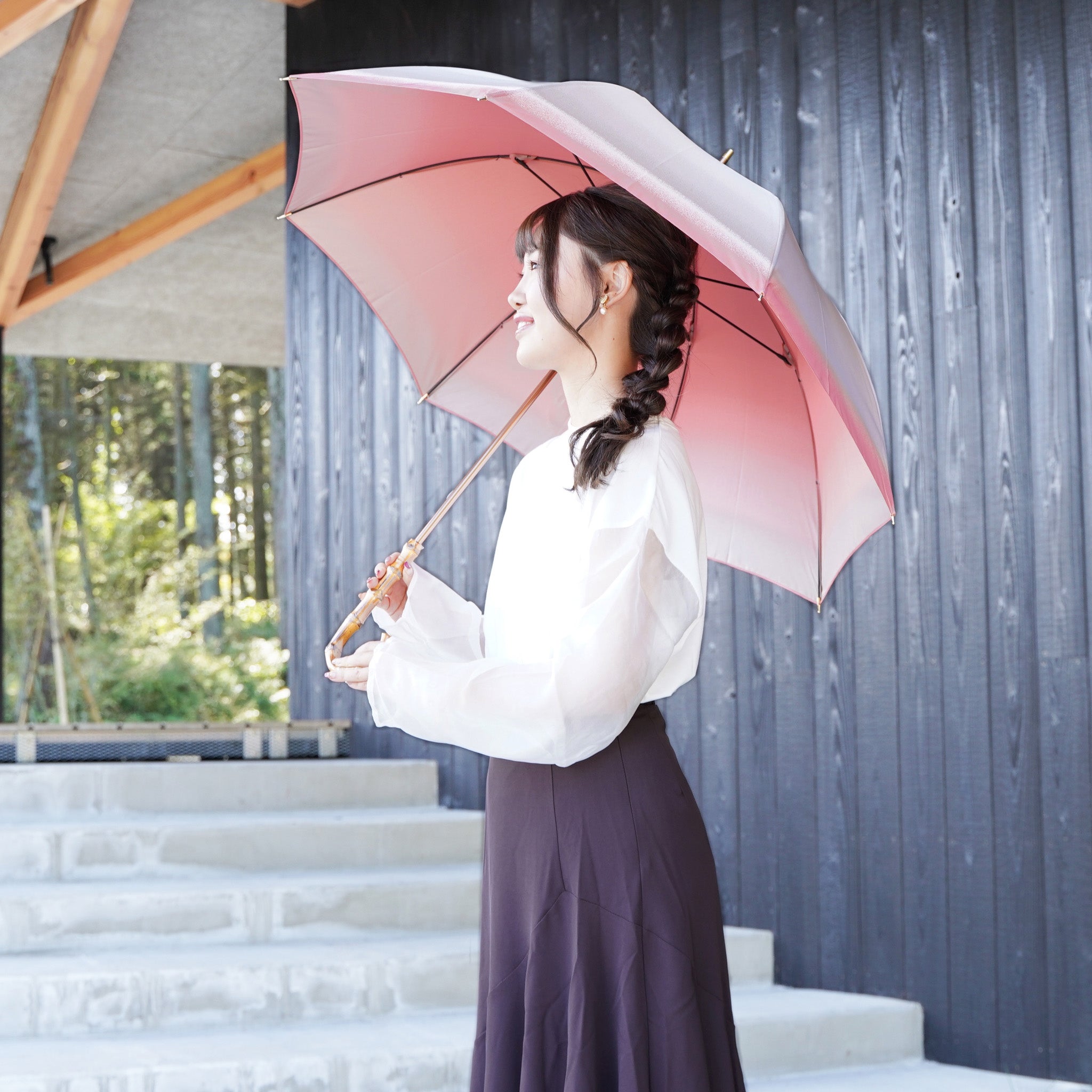 晴雨兼用　レディース　RefleCouture　アプリコット　長傘　使用イメージ