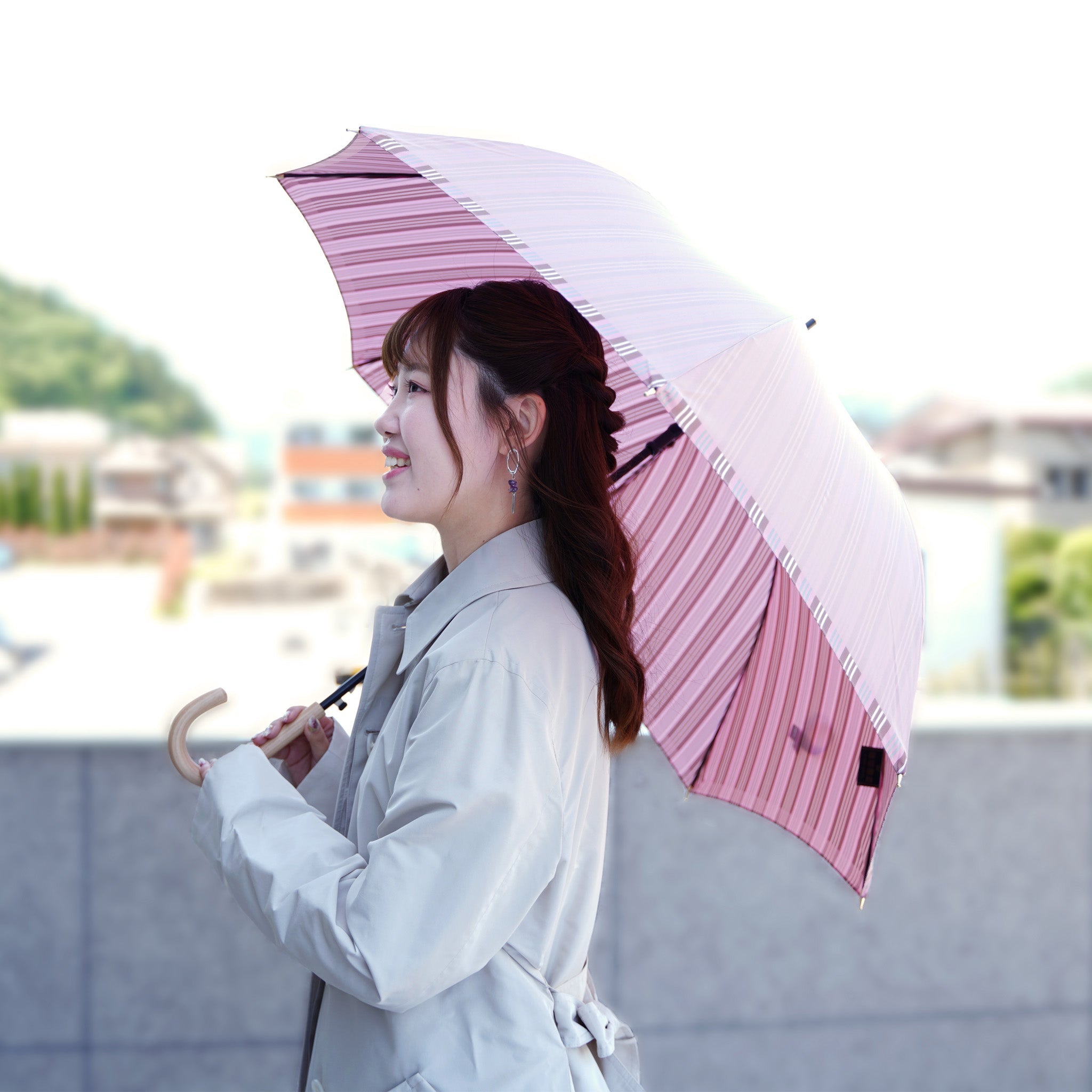 晴雨兼用　レディース　Riff　スモーキーローズ　長傘　使用イメージ