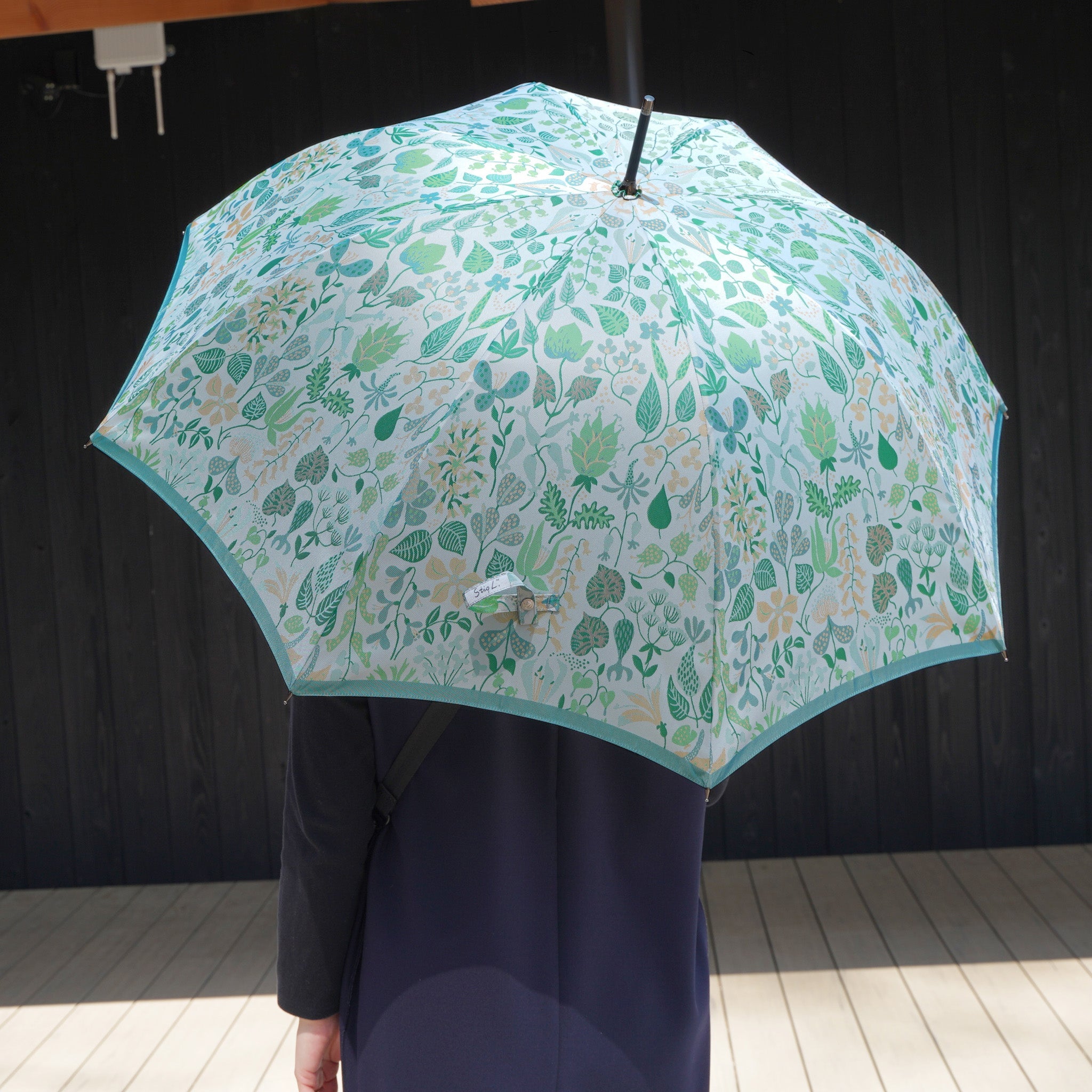 晴雨兼用　レディース　Stig L. HERBARIUM　ライムグリーン　長傘　使用イメージ