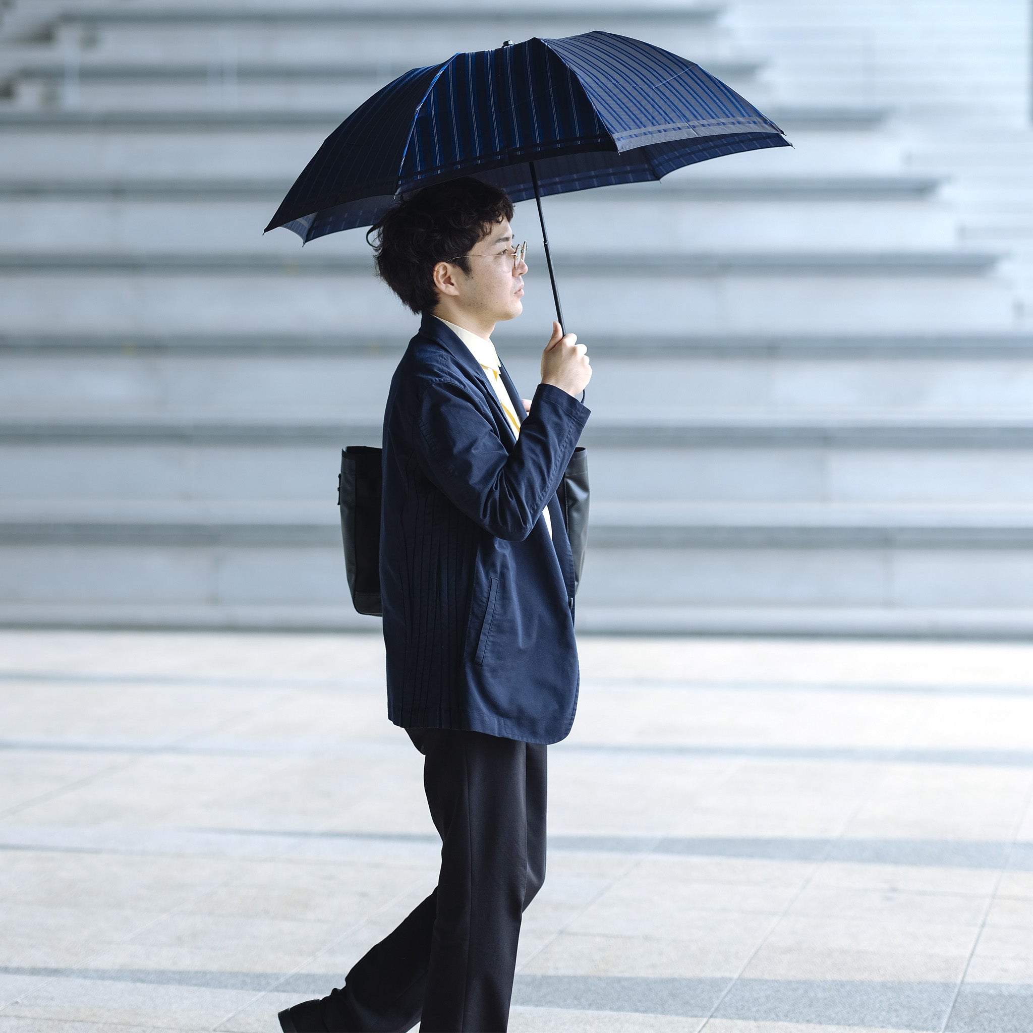 晴雨兼用　メンズ　Tie Stripe×Plain Blue 折りたたみ傘　使用イメージ