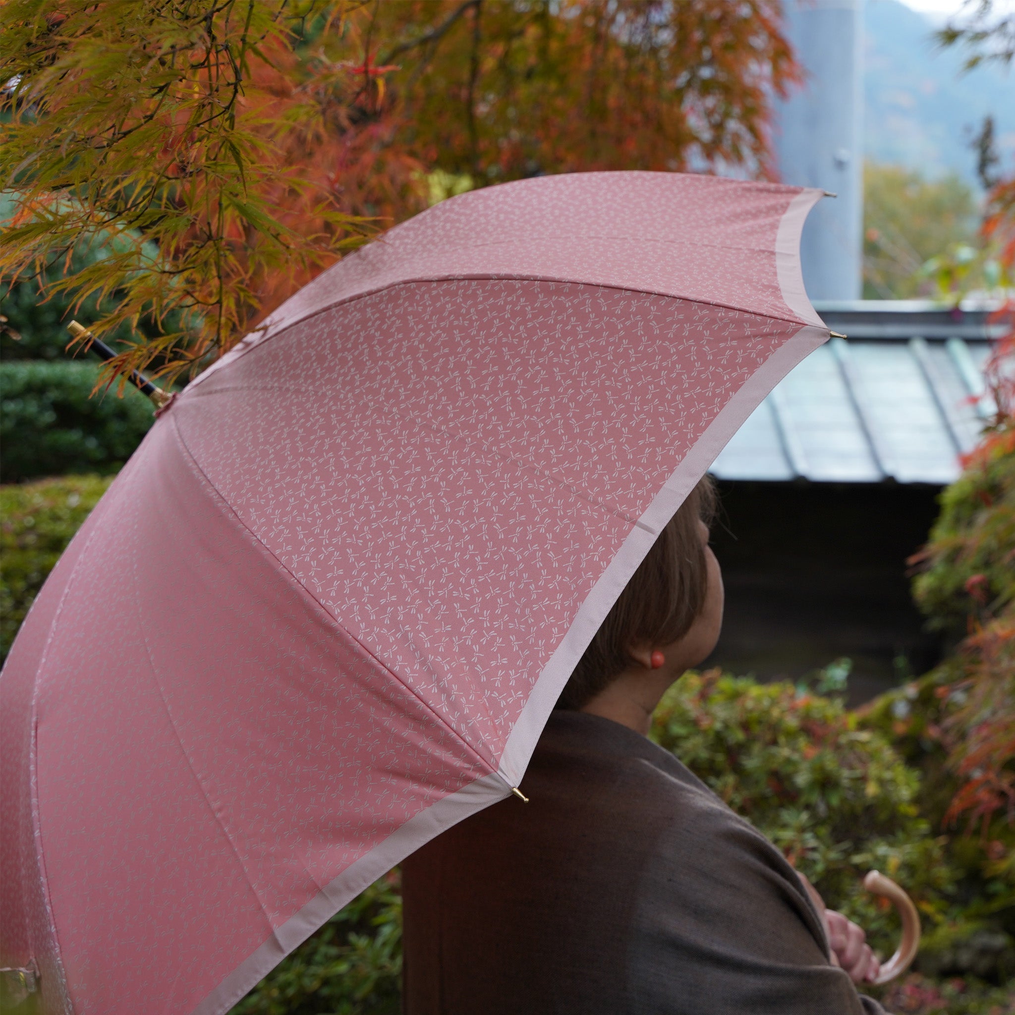 晴雨兼用　レディース　小紋　サーモンピンク　長傘　使用イメージ