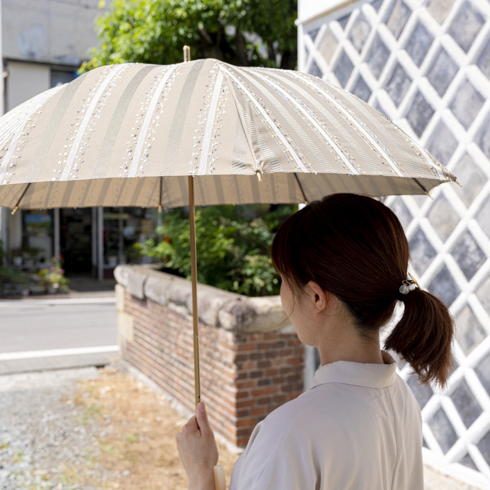 晴雨兼用　レディース　feel.t　ファンシーストライプ　ベージュ　スライドショート傘　使用イメージ