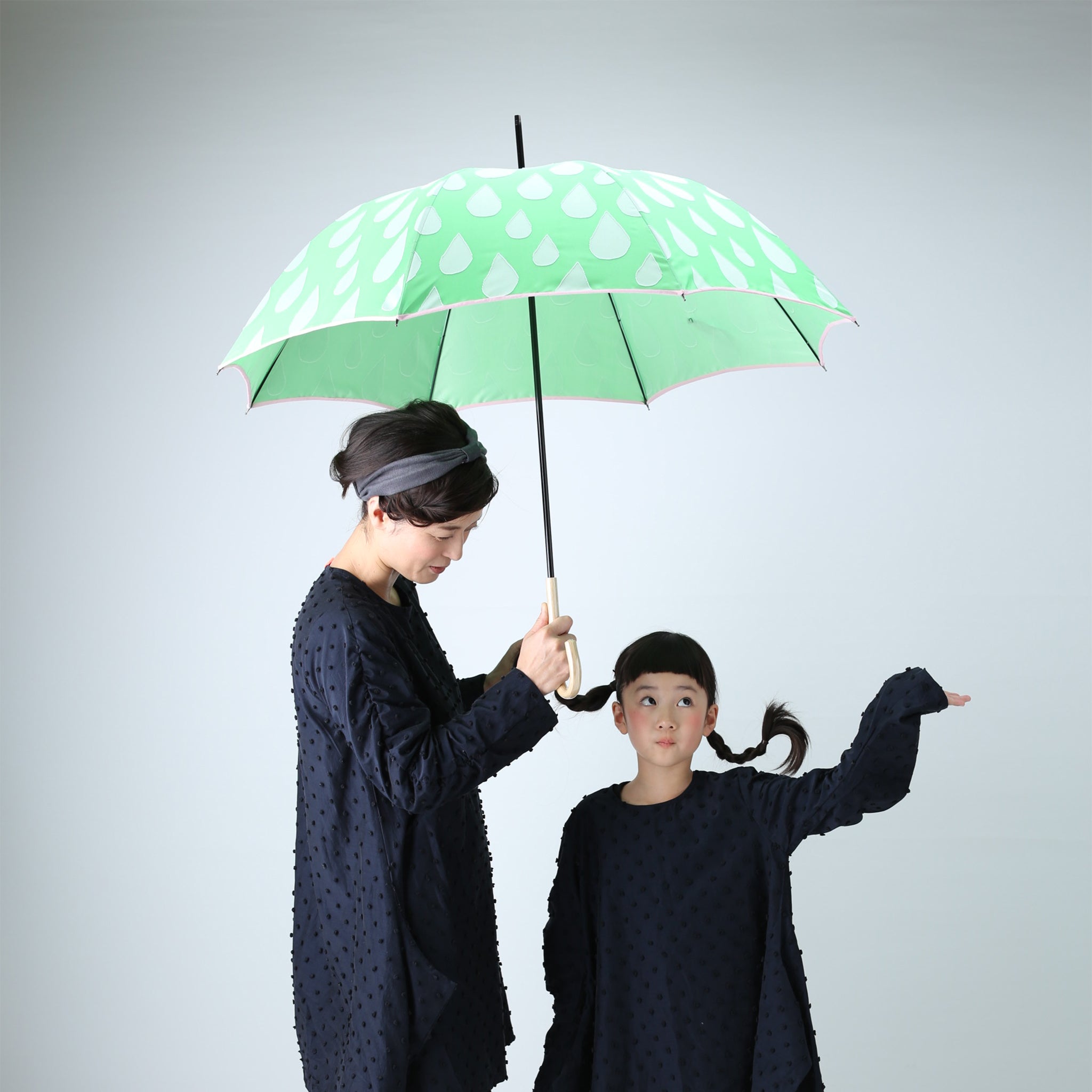 晴雨兼用　レディース　fusion　SHIZUKU　グリーン　長傘　使用イメージ