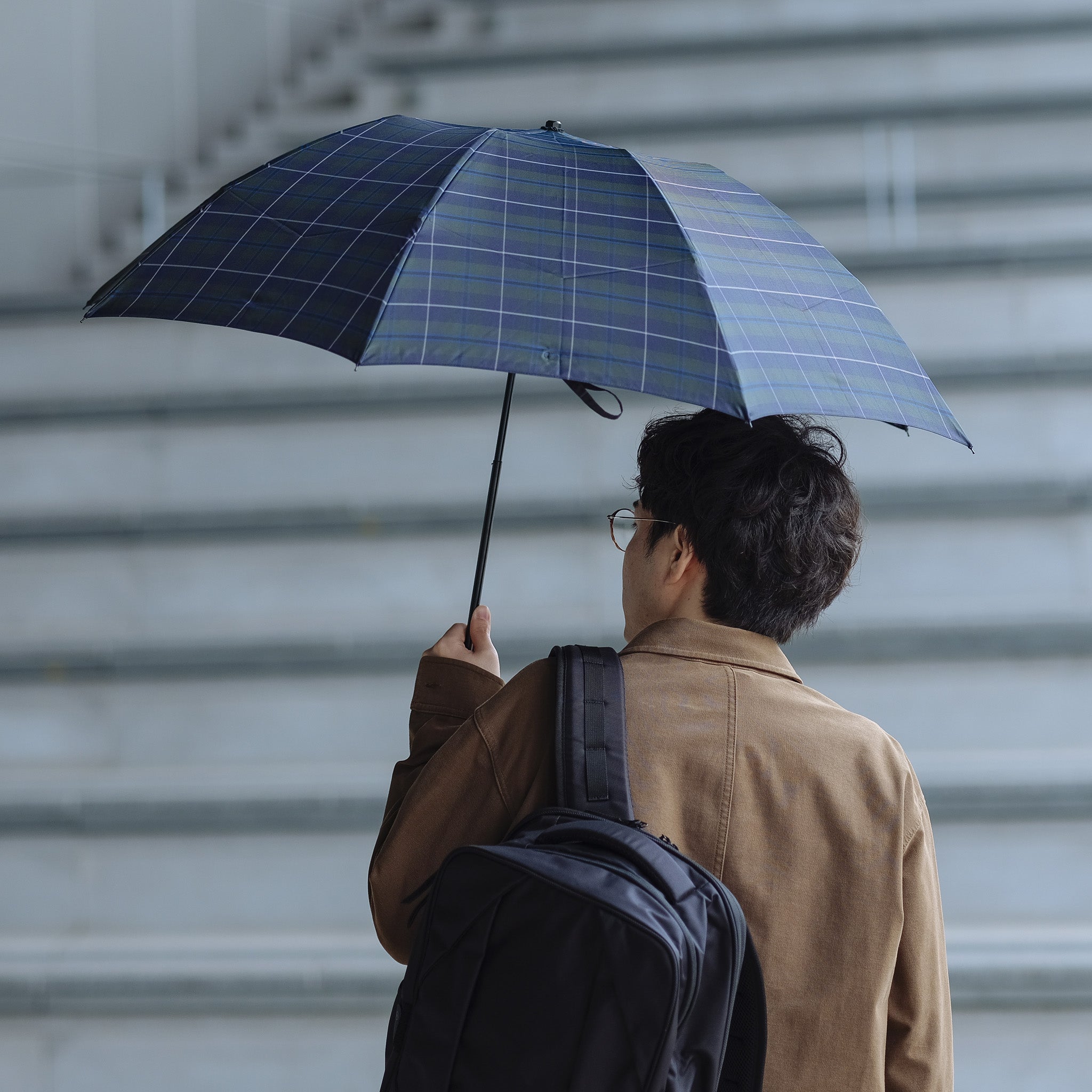 晴雨兼用　メンズ　Makita Trad　Douglas green　折りたたみ傘　使用イメージ