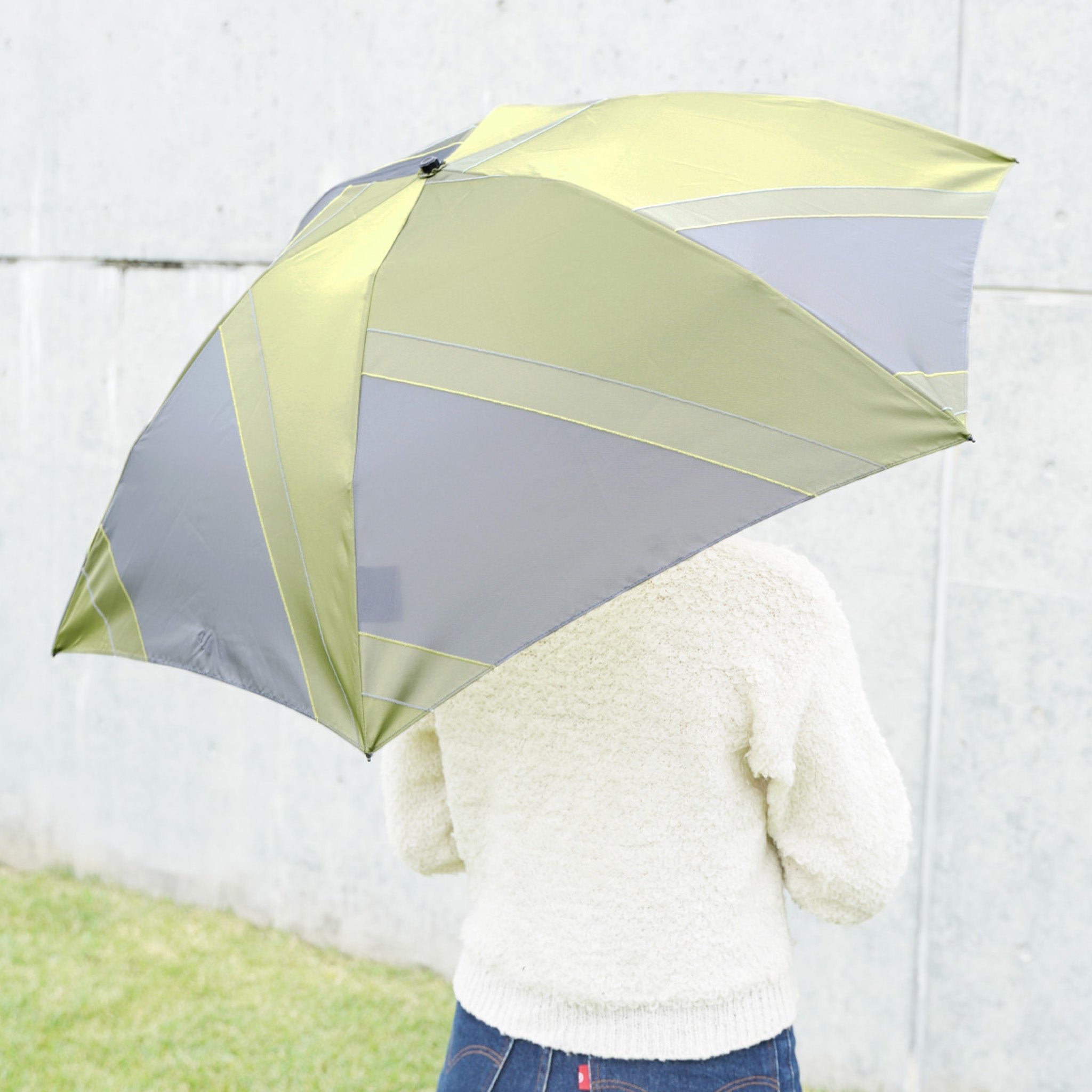 晴雨兼用　レディース　メンズ　repel.　Portable umbrella 　Yellow　折りたたみ傘　使用イメージ