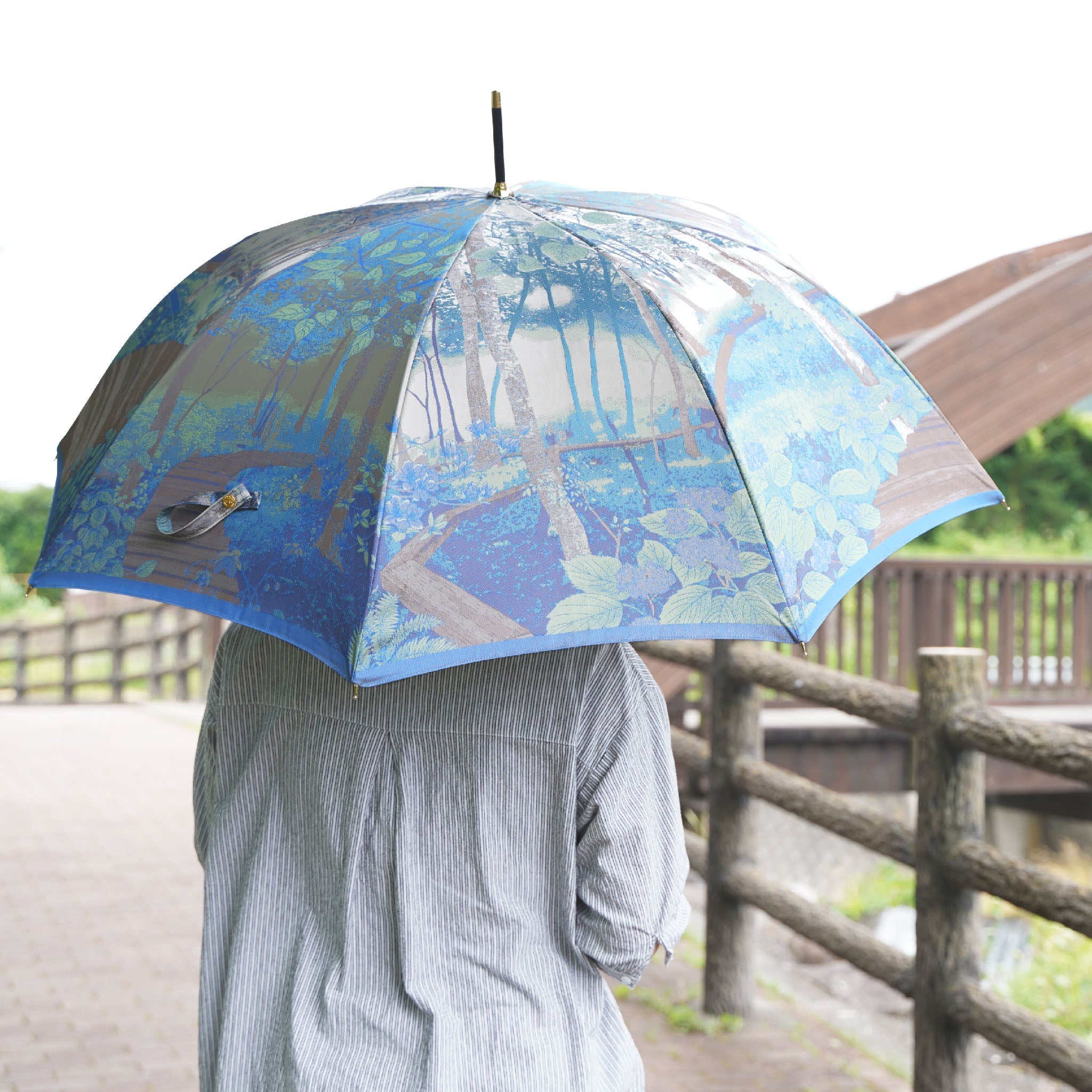 晴雨兼用　レディース　八ヶ岳の森　昼下がり　ブルー　長傘　使用イメージ